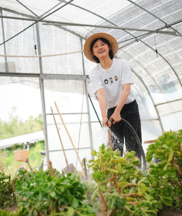 同是种菜差距大！一个接地气一个太做作千亿球友会40岁孙俪和51岁杨钰莹